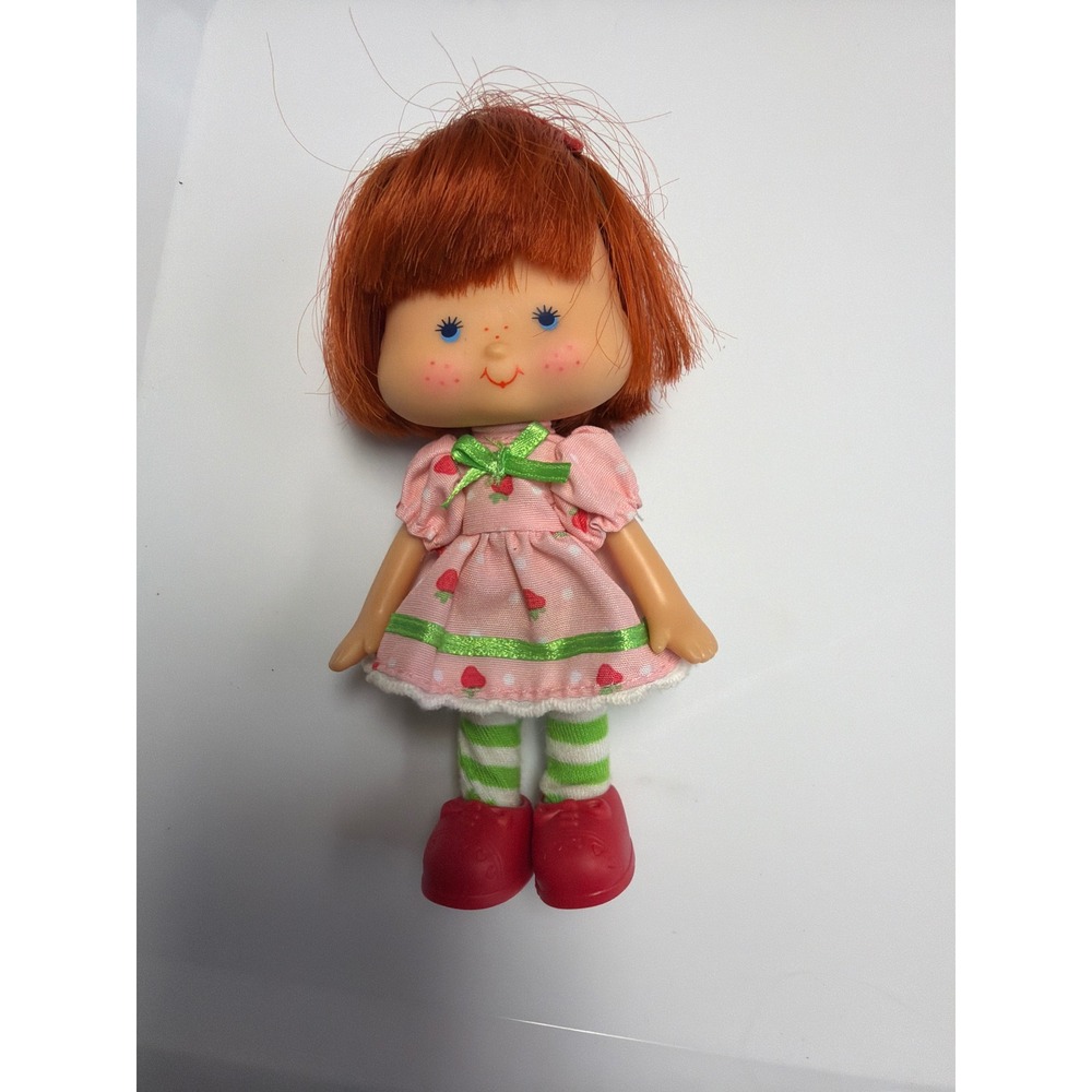 Strawberry Shortcake Classic Reissue Doll 80's Design Vintage Look smells sweet